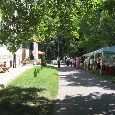 Mater Salvatoris House Hotel เกอเดิลเลอ ภายนอก รูปภาพ