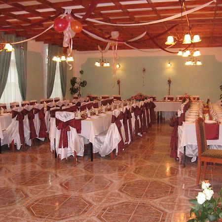 Mater Salvatoris House Hotel เกอเดิลเลอ ภายนอก รูปภาพ