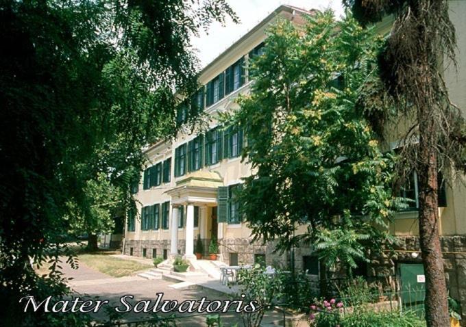 Mater Salvatoris House Hotel เกอเดิลเลอ ภายนอก รูปภาพ