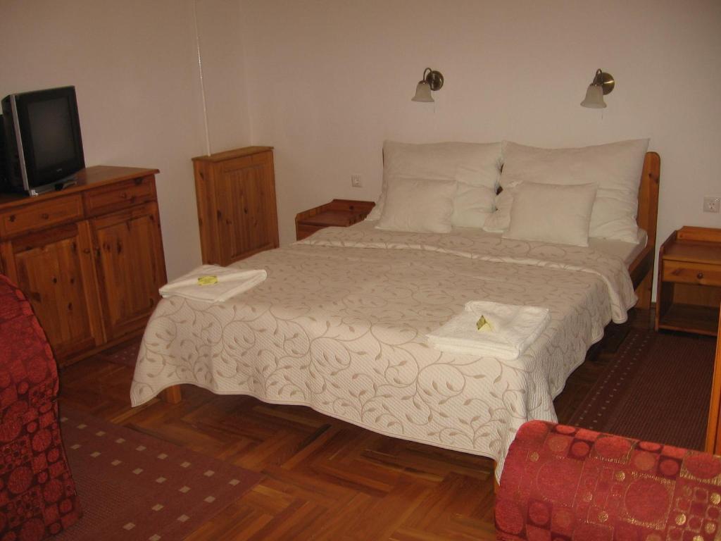 Mater Salvatoris House Hotel เกอเดิลเลอ ห้อง รูปภาพ