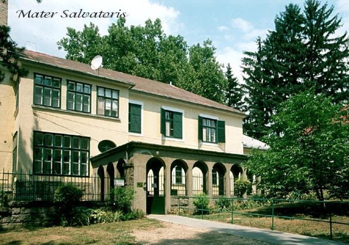 Mater Salvatoris House Hotel เกอเดิลเลอ ภายนอก รูปภาพ