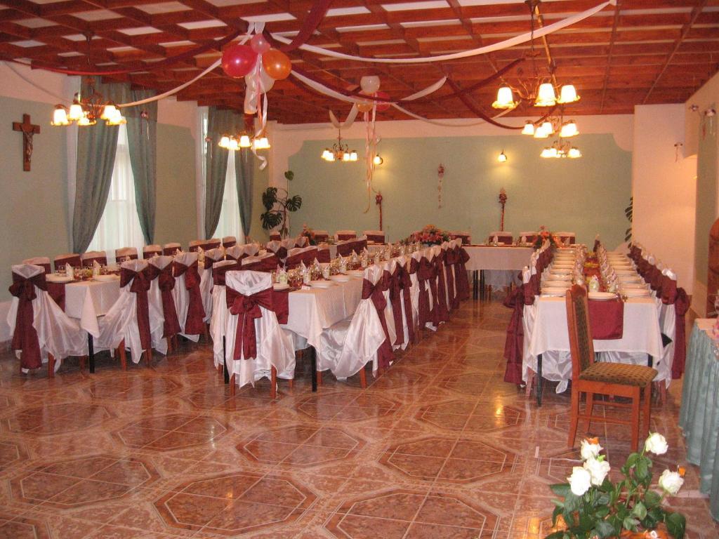 Mater Salvatoris House Hotel เกอเดิลเลอ ภายนอก รูปภาพ