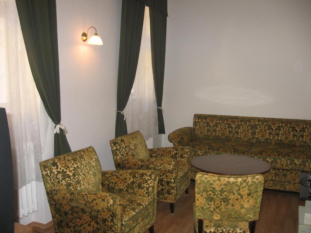 Mater Salvatoris House Hotel เกอเดิลเลอ ภายนอก รูปภาพ