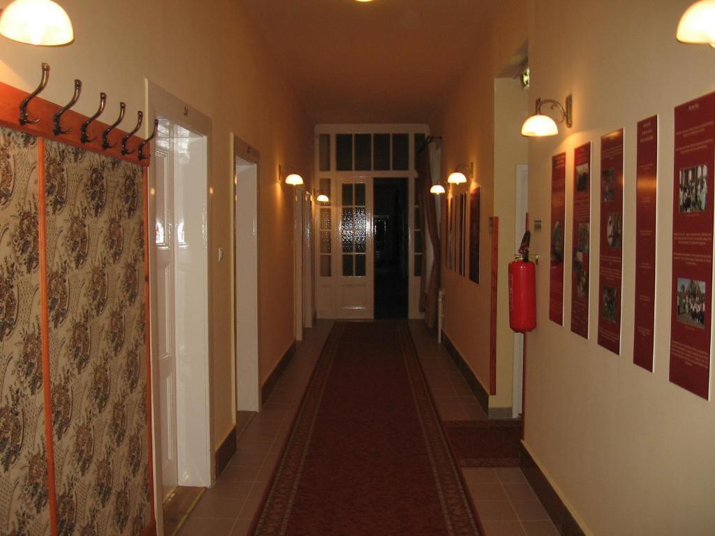 Mater Salvatoris House Hotel เกอเดิลเลอ ภายนอก รูปภาพ