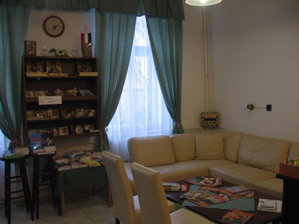 Mater Salvatoris House Hotel เกอเดิลเลอ ภายนอก รูปภาพ